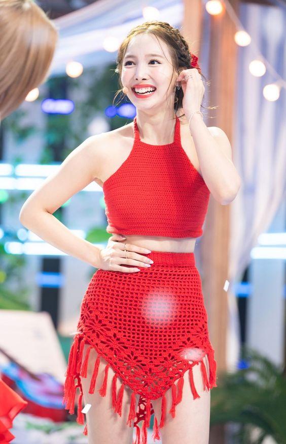 Nayeon rực rỡ trong trang phục crochet đỏ (Ảnh: Internet)