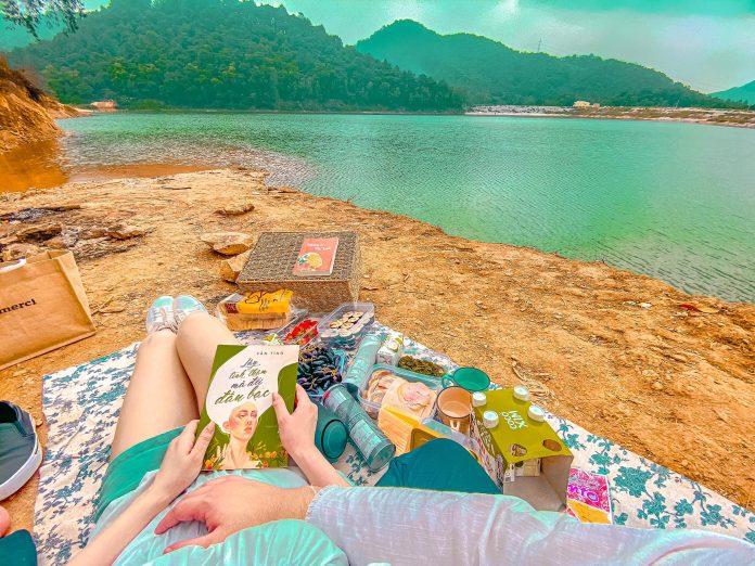 Picnic ở đây còn có view hồ cực lãng mạn (Ảnh: Hải Thúy)