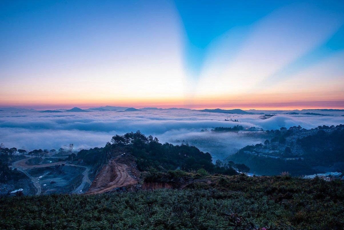Cảnh sương mù huyền ảo tại núi Langbiang (Nguồn: Internet).