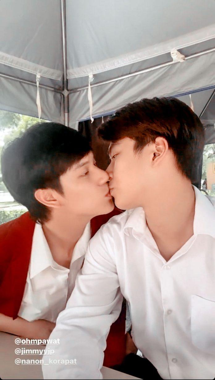 Trong phim không biết có hôn không nhưng hậu trường thì OhmNanon hôn luôn rồi nhé. (Ảnh: Internet)
