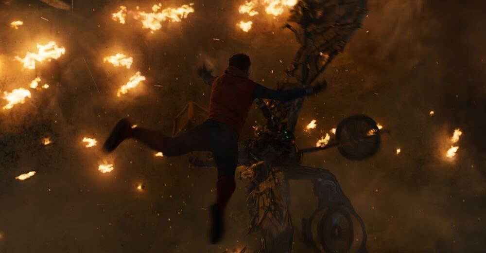 Không còn dựa dẫm vào công nghệ, Peter Parker đối đầu Vulture bằng chính sức mình (Ảnh: Internet)