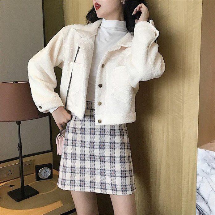 Bánh bèo hơn với áo khoác trắng và chân váy kẻ (Nguồn: Internet)