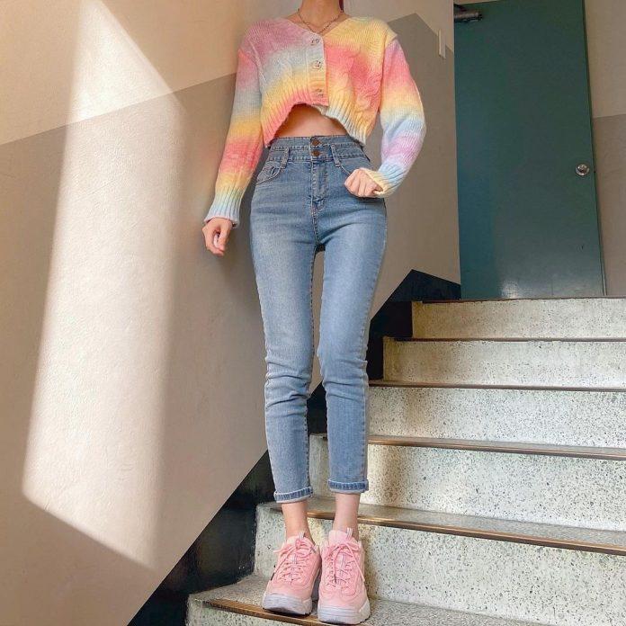 Áo len nhiều màu cùng quần jean xanh xinh hết nấc (Nguồn: Internet)