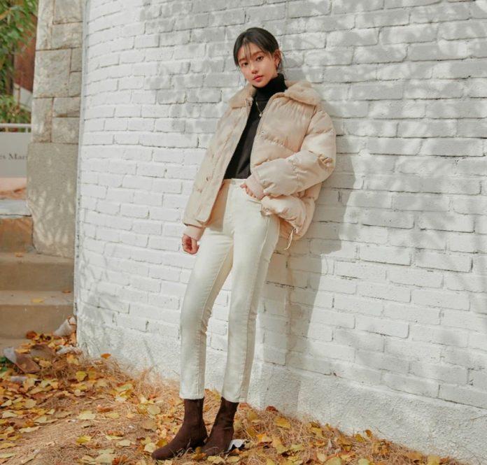 Áo phao trắng dáng ngắn thêm quần jean ống đứng (Nguồn: Internet)