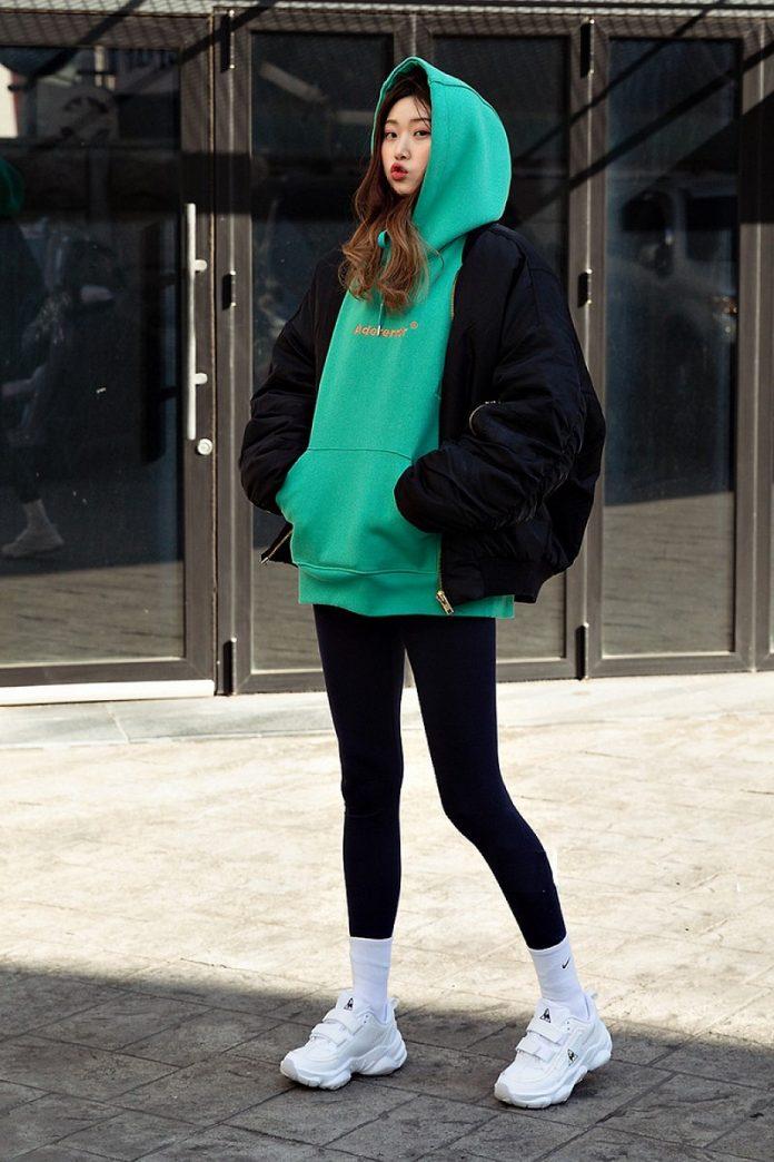 Hoodie rộng phối với legging siêu xinh (Nguồn: Internet)