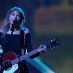 Taylor Swift trình diễn All To Well bản 10 phút trên sân khấu SNL (Nguồn: Internet)