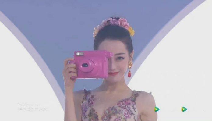 Địch Lệ Nhiệt Ba tạo dáng với máy ảnh màu hồng đáng yêu (ảnh: internet)