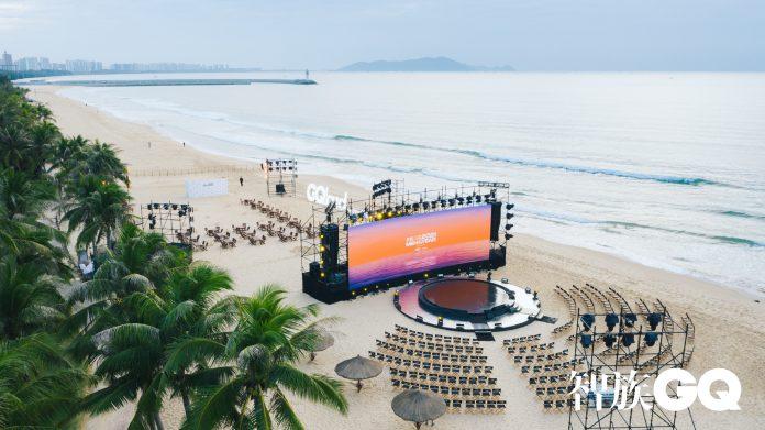 Toàn cảnh sân khấu của đêm hội GQ 2021 trên bãi cát trắng (ảnh: internet)