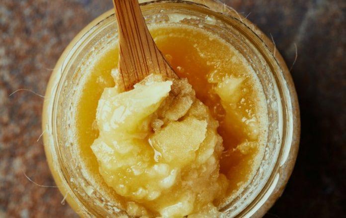 Không sử dụng nước sôi hoặc ánh nắng trực tiếp làm nóng mật ong. (Ảnh: Internet)