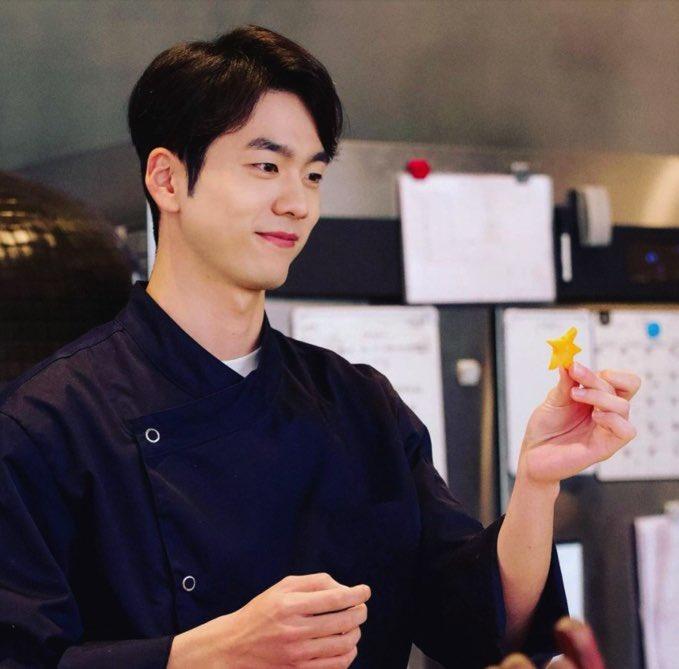 Kong Jae Hyun vai đầu bếp Kim Hyung Ki, bạn Han Ji Woo (Ảnh: Internet).