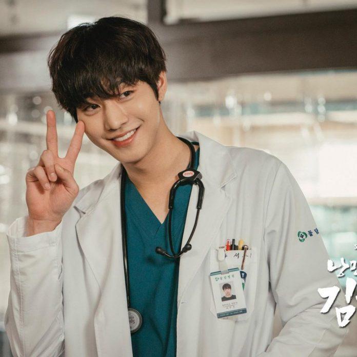 Ahn Hyo Seop vô cùng đẹp trai trong vai bác sĩ. (Nguồn: Internet)