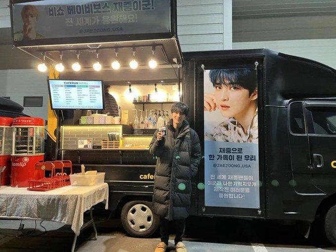 Chiếc ảnh hậu trường cùng xe tải đồ ăn Fan ủng hộ anh nhà( Nguồn ảnh: Internet)