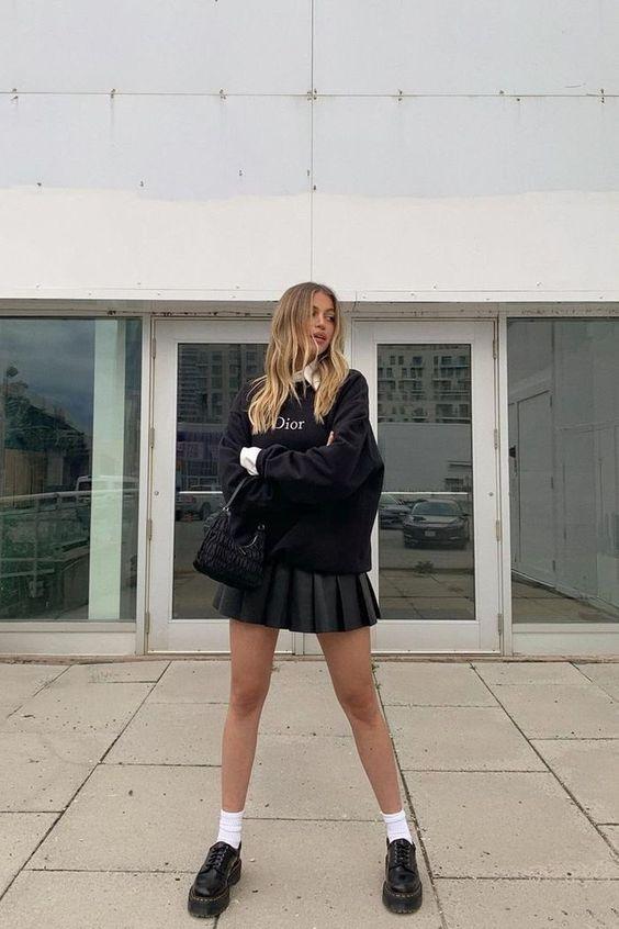 boot cổ thấp phối cùng chân váy tennis và áo sweater ( Ảnh:Pinterest)