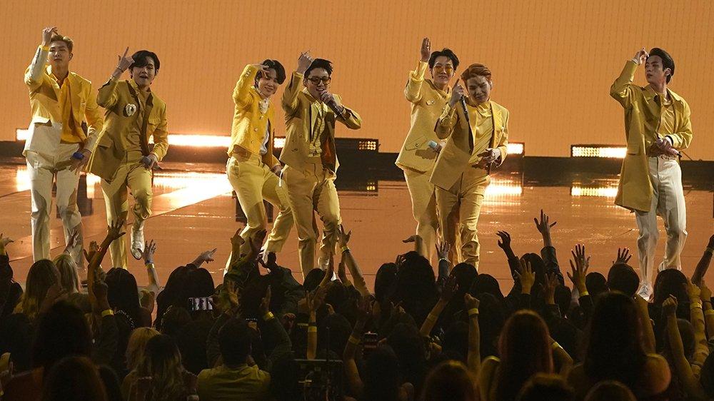 BTS trình diễn ca khúc "Butter" tại lễ trao giải AMA ngày 21/11/2021 ở Los Angeles. (Ảnh: Internet)