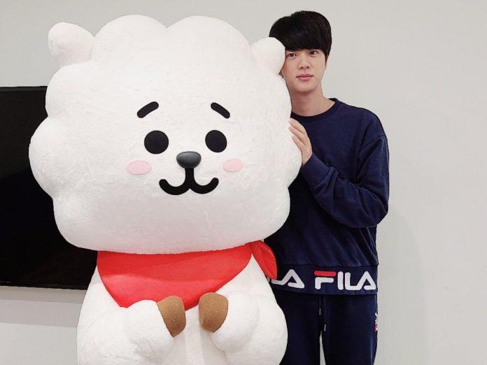 BTS Jin bên cạnh RJ Doll kích thước bằng người thật (Ảnh: Internet)