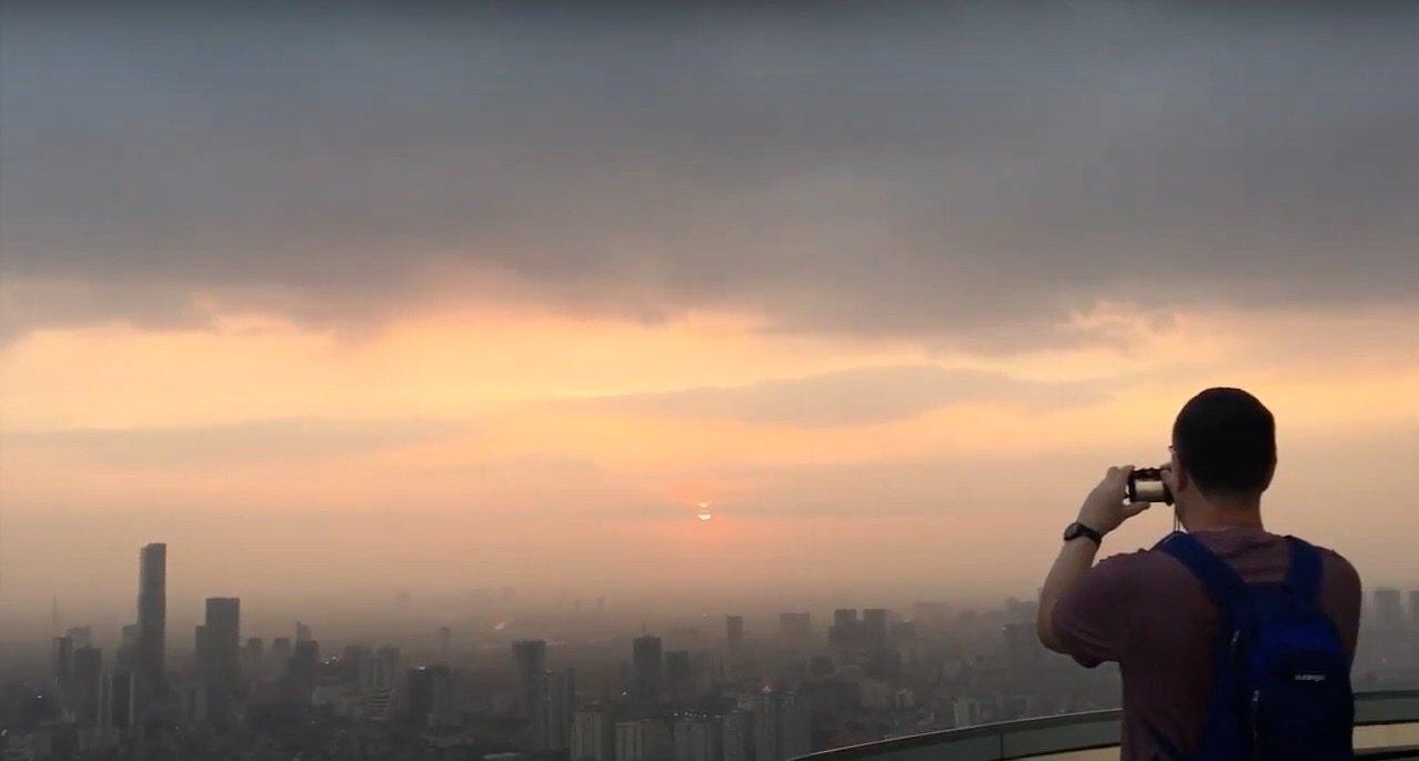 Khung cảnh Hà Nội nhìn từ Top of Hanoi (Ảnh: BlogAnChoi)