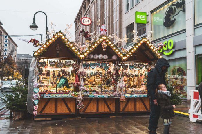 Những gian hàng ở chợ Giáng Sinh Düsseldorf (Đức) (Ảnh: Internet).
