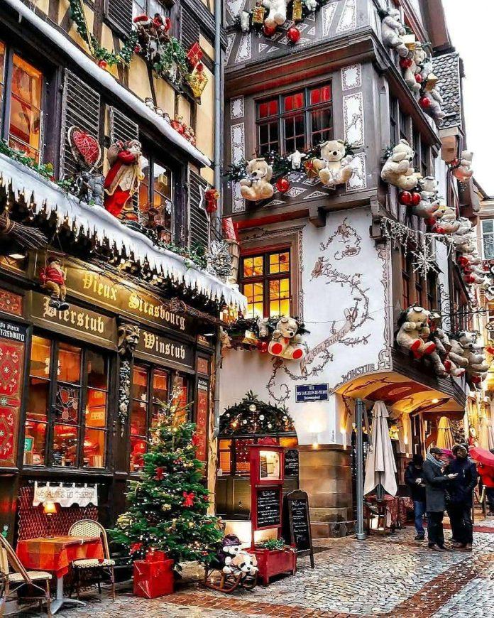 Những gian hàng được trang trí rực rỡ tại chợ Giáng Sinh Strasbourg (Pháp) (Ảnh: Internet).