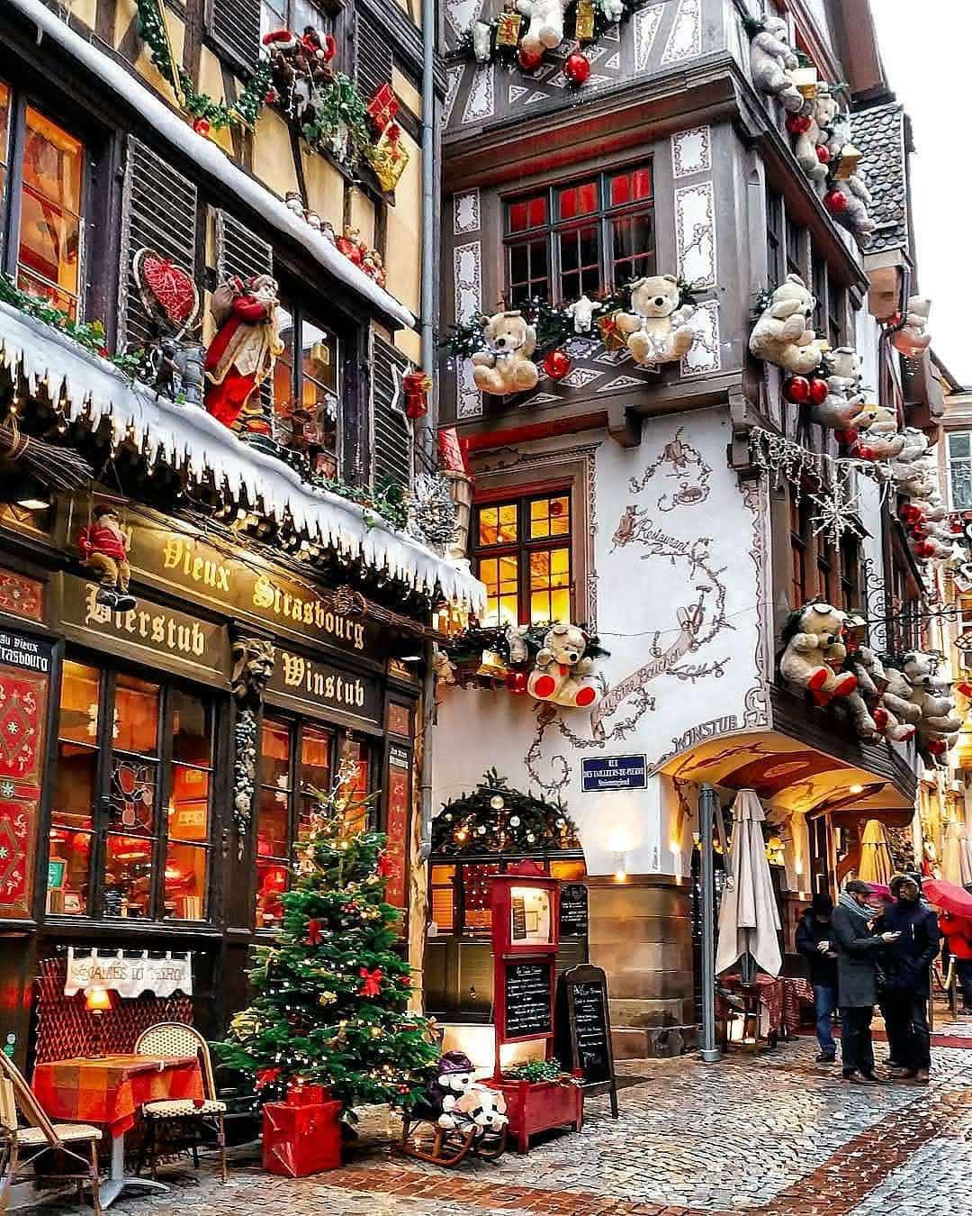 Chợ Giáng Sinh châu Âu đang đón chào bạn với những tràng giang sinh rực rỡ, hãy đến đó để tận hưởng không khí noel đầy ấm áp.