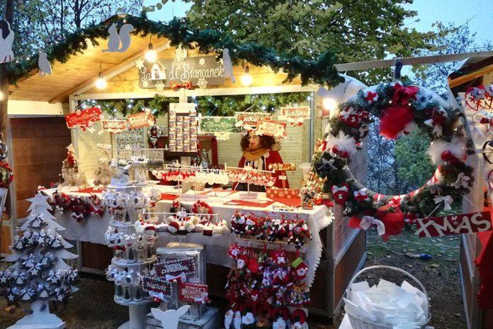 Gian hàng đồ trang trí Noel tại chợ Giáng Sinh Govone (Ý) (Ảnh: Internet).