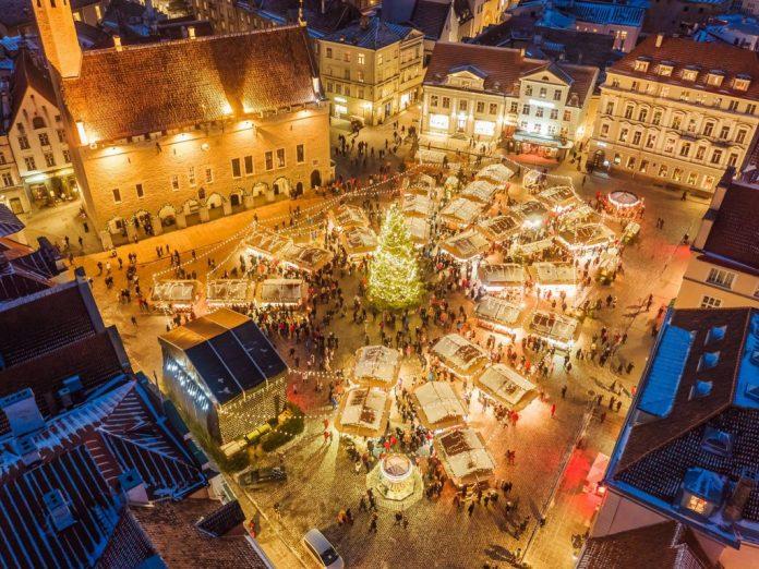 Chợ Giáng Sinh Tallinn lung linh khi nhìn từ trên cao xuống (Ảnh: Internet).
