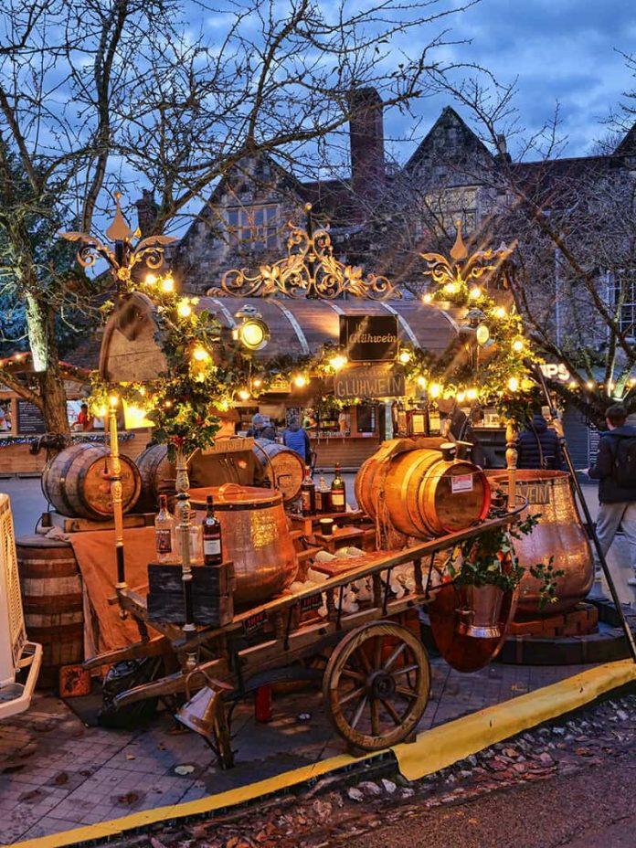 Một gian hàng rượu được trang trí độc đáo tại chợ Giáng Sinh Winchester (UK) (Ảnh: Internet).