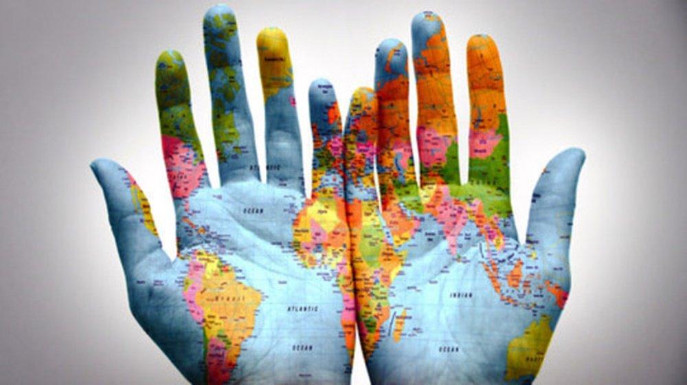 Một công dân toàn cầu có thể nhìn thấy cả thế giới nằm gọn trong tay mình. (Nguồn: Internet)