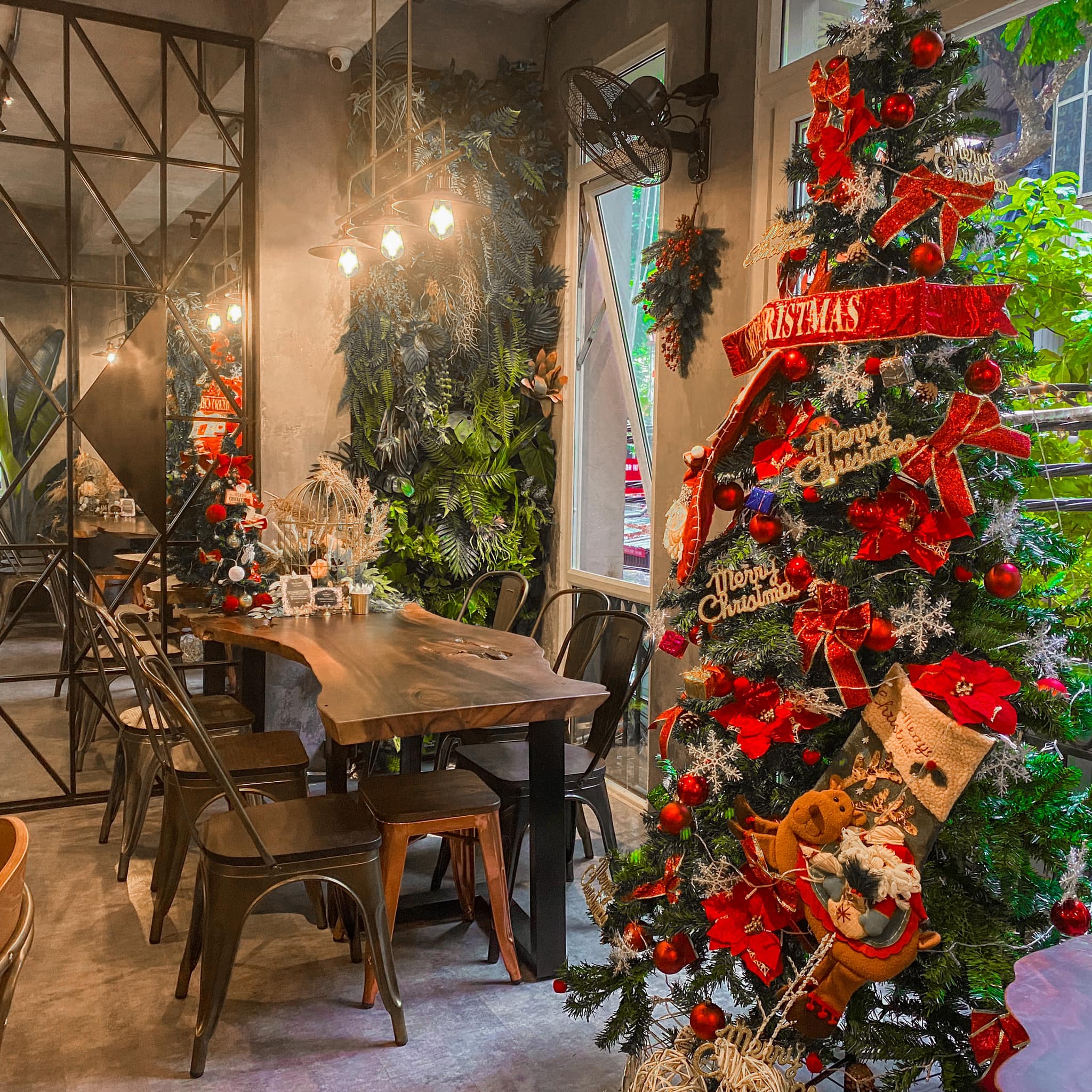 Dạo qua 7 quán cafe trang trí Noel ở Hà Nội hot rần rần 2021 ...