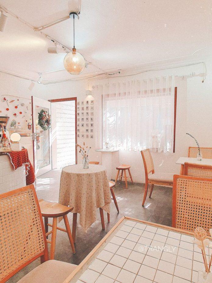 Không khí Noel đang ngập tràn ở trong Đốm Cafe - Ảnh: Trang Ly