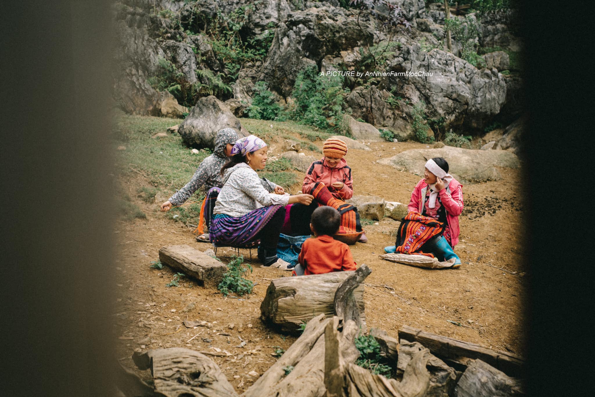 Tìm hiểu cuộc sống của dân bản địa - Ảnh: Chung Nguyễn