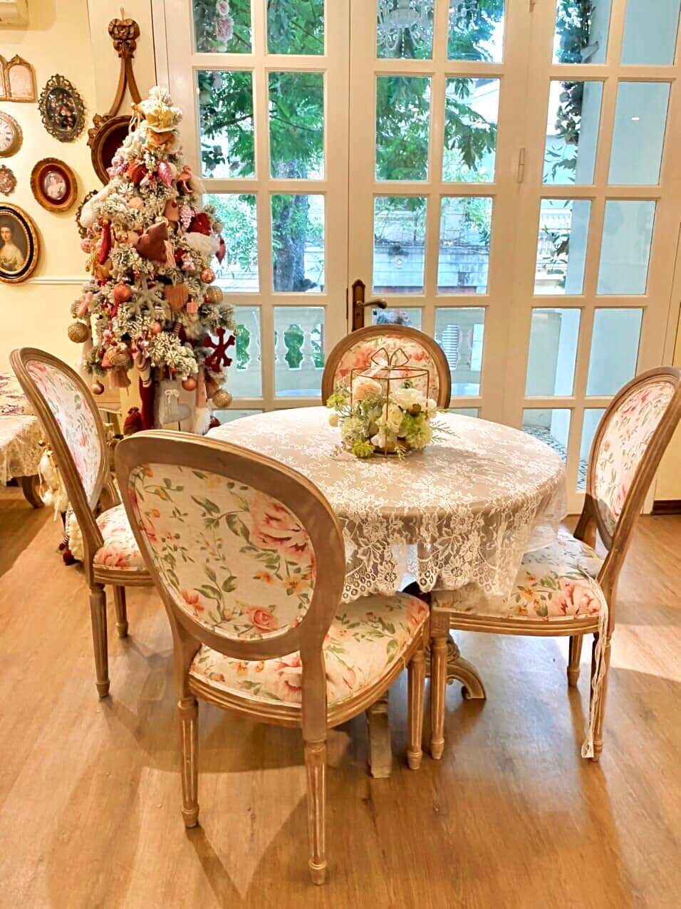 Những bộ bàn ghế theo phong cách cổ điển (nguồn ảnh: FB Na's tearoom)