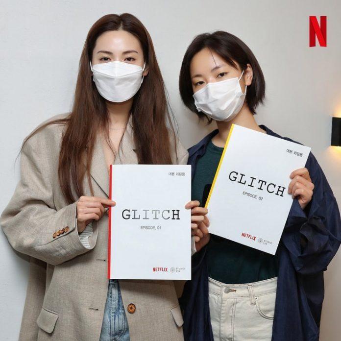 Cặp đôi nữ chính trong bộ phim Glitch của Netflix (Ảnh: Internet)