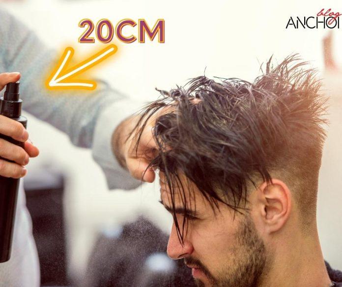 Khi sử dụng gôm xịt tóc bạn nên để cách tóc khoảng 20cm để gôm xịt bao phủ đều lên tóc (Nguồn: BlogAnChoi)