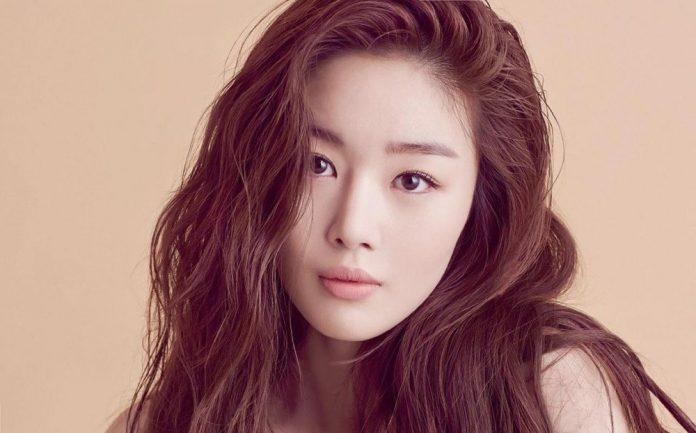 Han Sunhwa (Secret) tẩy tế bào chết bằng bột đậu. (Nguồn: Internet)