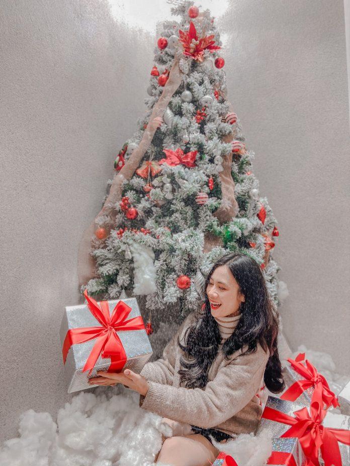 Một góc cây thông và hộp quà cực xinh của quán - Ảnh: Vân Hồng Phạm