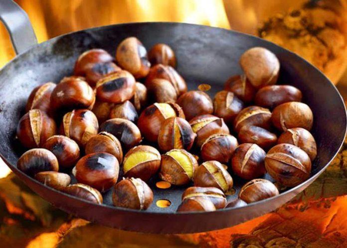 Chảo hạt dẻ nóng hổi hút mắt mọi người (Nguồn: Internet)