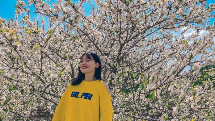 Mặc trang phục nổi bật sẽ khiến tấm hình lung linh hơn - Ảnh: Huyền Trần Mặc trang phục nổi bật sẽ khiến tấm hình lung linh hơn - Ảnh: Huyền Trần