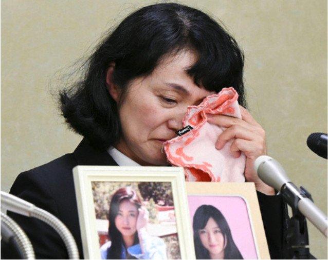 Mẹ của Matsuri Takahashi khóc trong buổi họp báo. Nữ nhân viên 24 tuổi Takahasi của tập đoàn quảng cáo Dentsu đã tự tử vì áp lực công việc. (Ảnh: Internet)