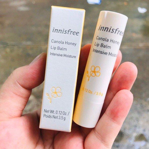 Sử dụng son dưỡng Khử thâm môi bằng son dưỡng Innisfree Canola Honey Lip Balm giúp môi hồng hào nhờ thành phần mật ong nhiều dưỡng ( Nguồn: Internet )