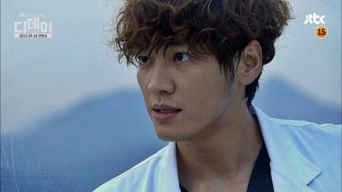 Kim Young Kwang vô cùng đẹp trai trong vai bác sĩ. (Nguồn: Internet)