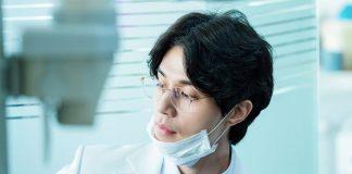 Lee Dong Wook vô cùng đẹp trai trong vai bác sĩ. (Nguồn: Internet)