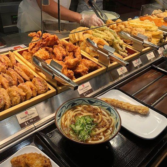 Ngoài mì Udon ngon lành thì các món ăn kèm tại Marukame Udon cũng hấp dẫn không kém (Ảnh: Internet)