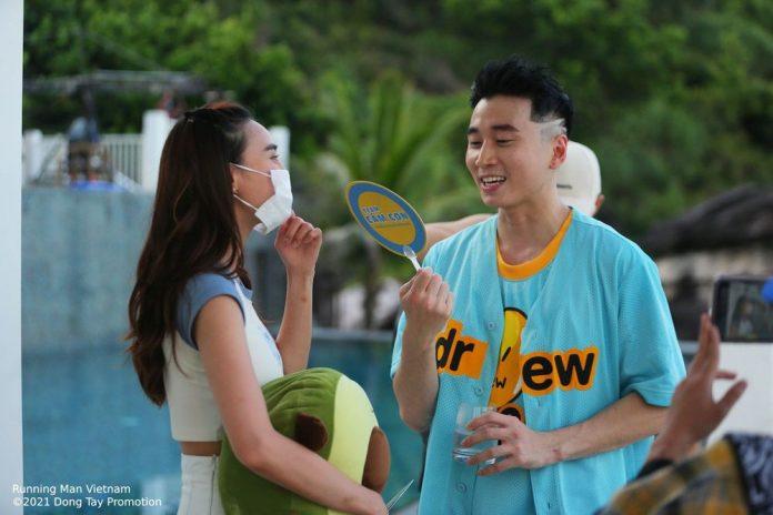 Karik thích thú, cười tươi khi cầm món quà từ FC Lan Ngọc (Ảnh: Internet) Karik thích thú, cười tươi khi cầm món quà từ FC Lan Ngọc (Ảnh: Internet)