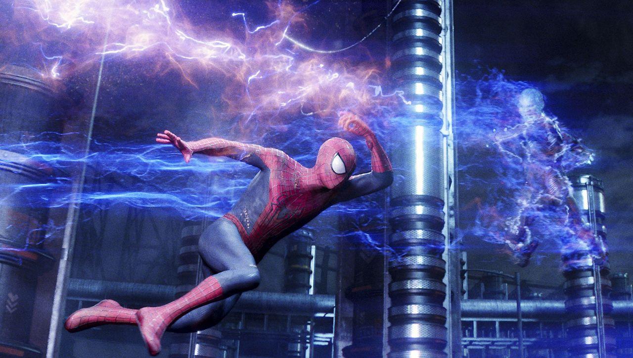 Spider-Man đối đầu Electro - phân cảnh đỉnh cao nhất về kĩ xảo trong các phim của Spider-Man (Ảnh: Internet)