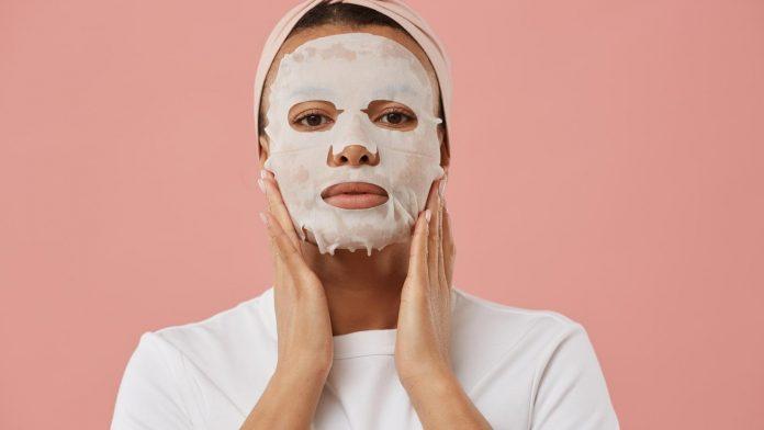 Đắp mặt nạ chứa nhiều dưỡng chất cũng là cách nuôi dưỡng da của người Nhật (Nguồn: internet)