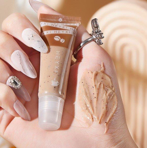 Tẩy da chết môi Heyxi Cafe Lip Scrub với hạt cà phê nghiền mịn (Nguồn: Internet)