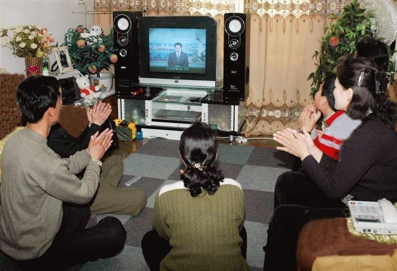 Người dân Triều Tiên đang theo dõi truyền hình (Ảnh: Internet)