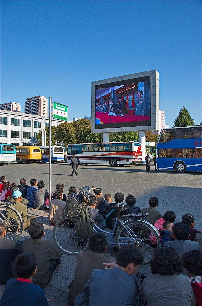 Người dân Triều Tiên theo dõi truyền hình tại một màn hình công cộng (Ảnh: Internet)