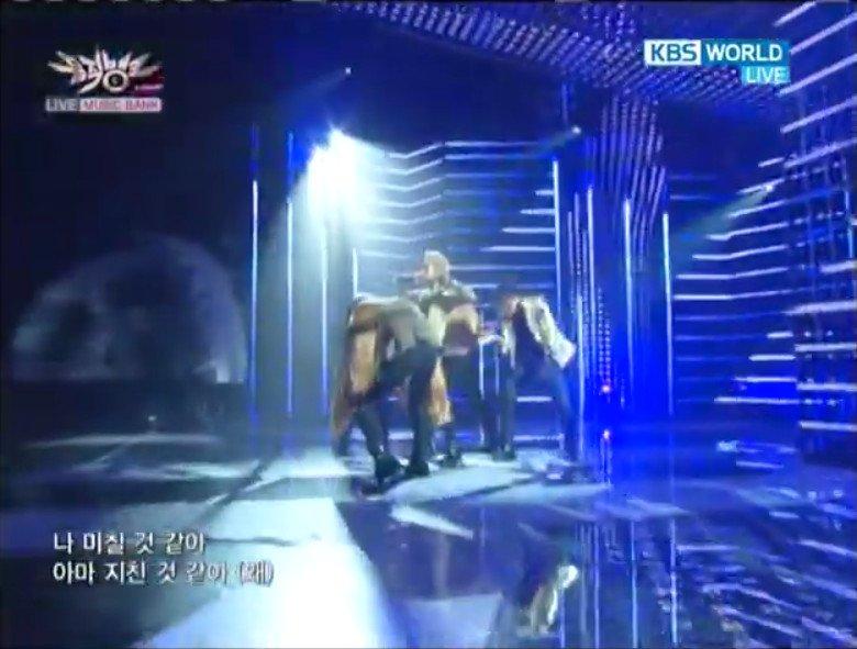 Trên sân khấu Music Bank vào ngày 11/03/2011, fan hâm mộ được phen đau mắt với sân khấu mà nhà đài KBS "ưu ái" dành cho Big Bang. Xuyên suốt gần 4 phút biểu diễn, người hâm mộ phải căng mắt lên mới nhìn rõ được là thần tượng của họ đang biểu diễn cái gì. Đây là một trong những lý do khiến YG không mặn mà làm việc với nhà đài này nữa (Ảnh: Internet). Trên sân khấu Music Bank vào ngày 11/03/2011, fan hâm mộ được phen đau mắt với sân khấu mà nhà đài KBS "ưu ái" dành cho Big Bang. Xuyên suốt gần 4 phút biểu diễn, người hâm mộ phải căng mắt lên mới nhìn rõ được là thần tượng của họ đang biểu diễn cái gì. Đây là một trong những lý do khiến YG không mặn mà làm việc với nhà đài này nữa (Ảnh: Internet).