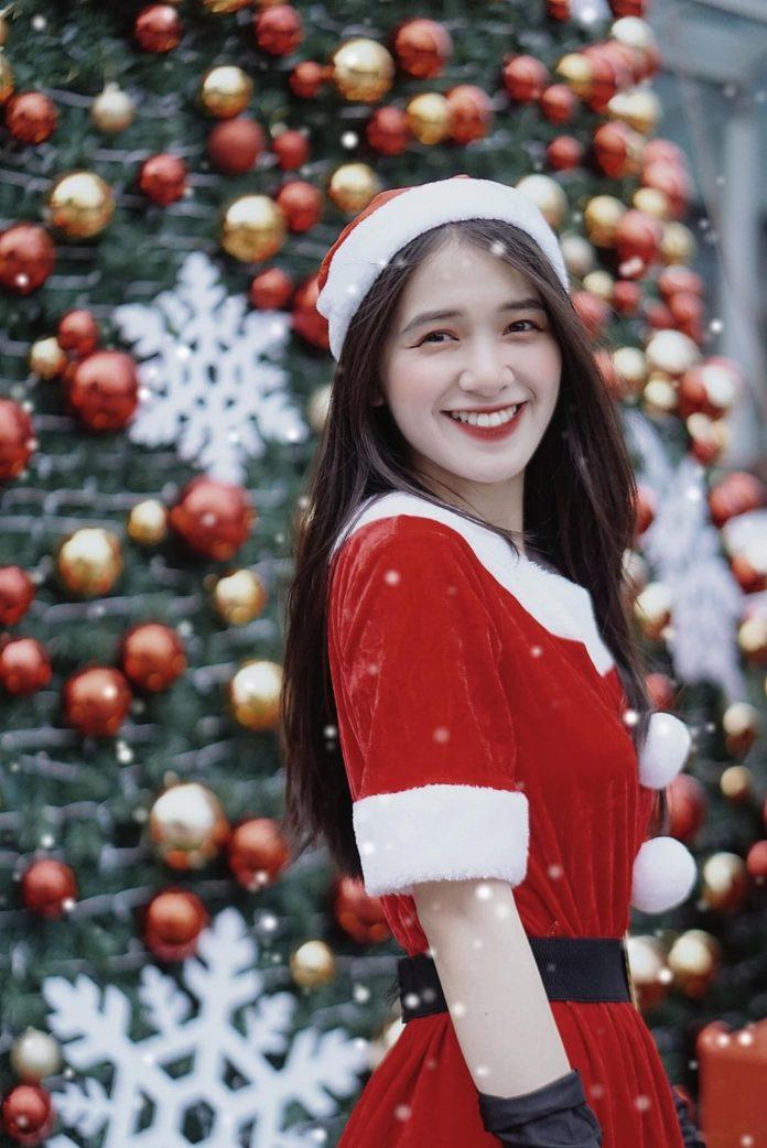 Vincom năm nào cũng trang trí cây thông Noel vô cùng bắt mắt - Ảnh: Phạm Nhật Linh